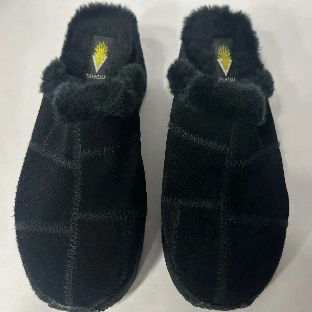 VOLATIRE Kids Black Fuzzy Slippers size 6 pre owned Exellent condition